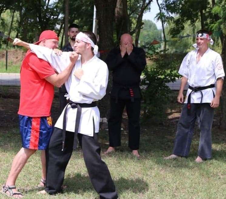 Edzés a természetben - Friss levegő, a természet közelsége, gyakorlás és kőkemény ököl. Összhangban egymással, összhangban a természettel.